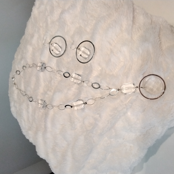 Jewelry - Beautiful necklace and earrings set